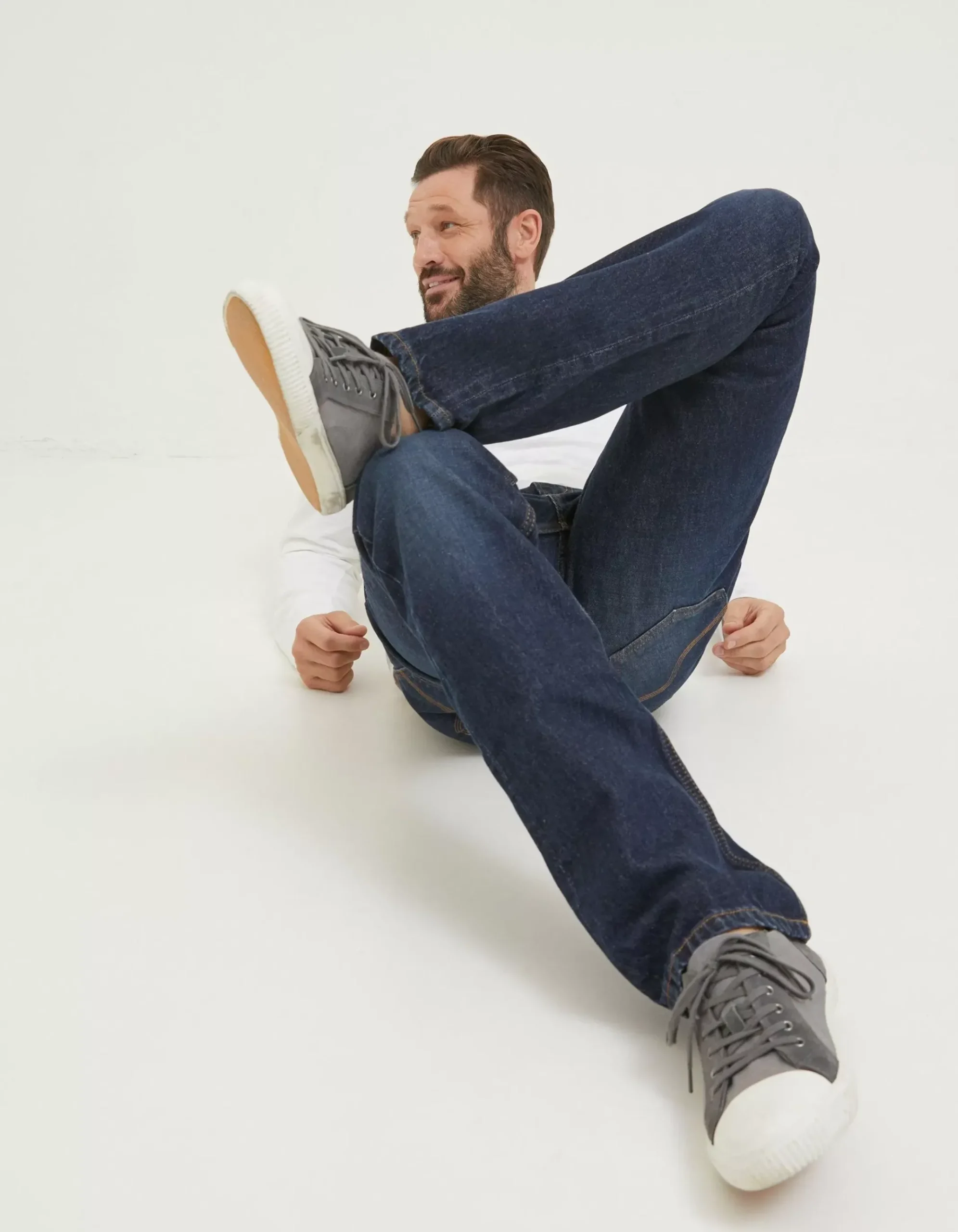Straight Dark Vintage Wash Jeans